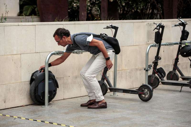 Una persona deja su vehculo elctrico en un aparcamiento de patinetes. EFEBiel Alioarchivo