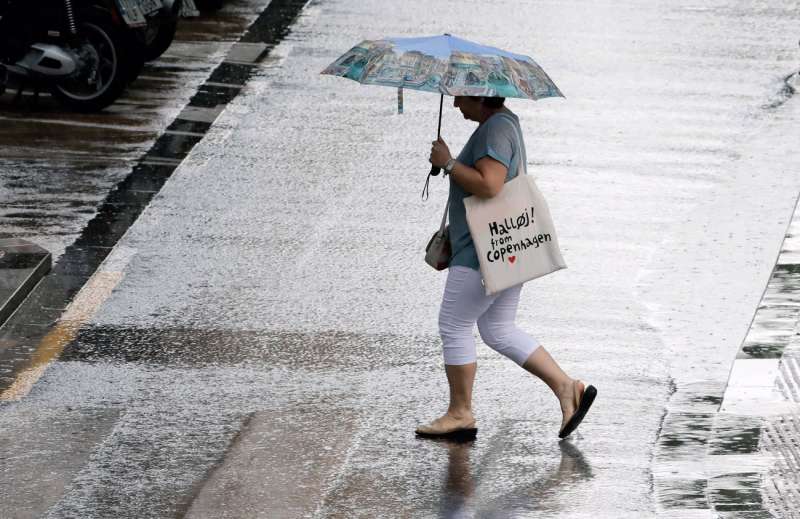 Tormentas localmente fuertes por la tarde y máximas más bajas en el interior