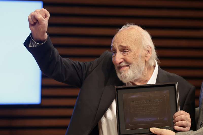 El actor Héctor Alterio sonríe durante un homenaje en su honor. EFE/ Juan Ignacio Roncoroni/Archivo
