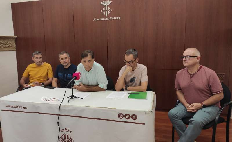 Lequip de govern municipal explicant la nova rea d?Emergncia Climtica.EPDA