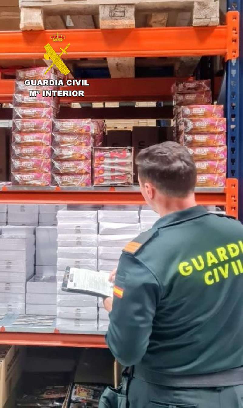 Agente de la Guardia Civil durante la operaci�n.  EPDA