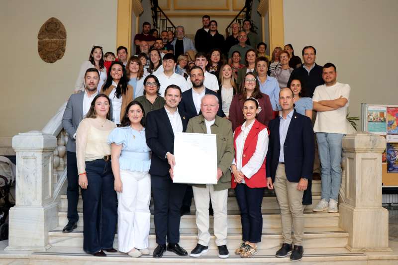Representantes municipales y de la asociaci�n celebran la declaraci�n de las Fiestas de Moros y Cristianos de Sagunt como Fiesta de Inter�s Tur�stico Auton�mico.  EPDA