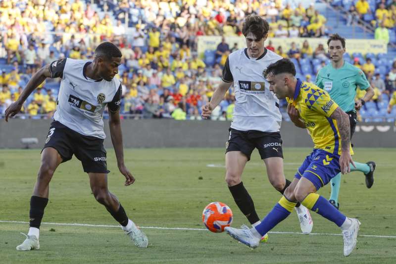 Mosquera (i) en uno de los últimos partidos de la temporada del Valencia. EFE/Elvira Urquijo/ARCHIVO
