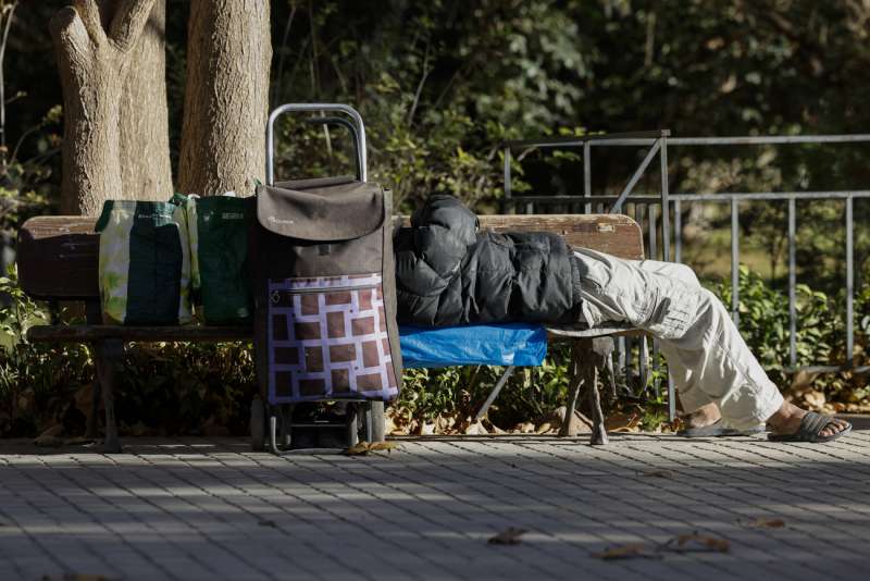 Imagen de archivo de una persona sin hogar en Valencia. EFE/Ana Escobar/Archivo
