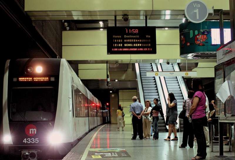 Un convoy de Metrovalencia entra en la estacin en una imagen de archivo. EFEManuel Bruque
