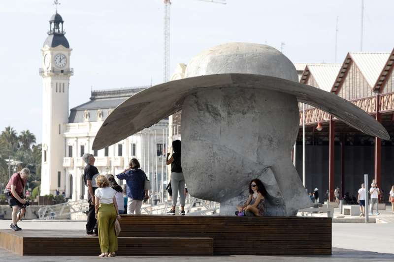 Imagen de archivo de varias personas que se refugian del sol bajo la Pamela del artista Manolo Valds, en el puerto de Valencia. EFE Juan Carlos Crdenas