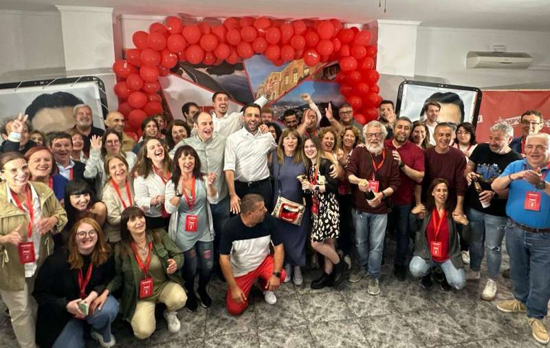 Miembros del PSPV-PSOE celebraban su victoria la noche electoral tras conocer los resultados.  EPDA