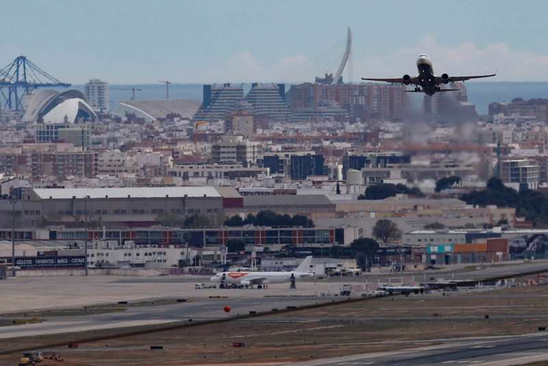 Un avión despega del aeropuerto de Manises. EFE/Kai Försterlin
