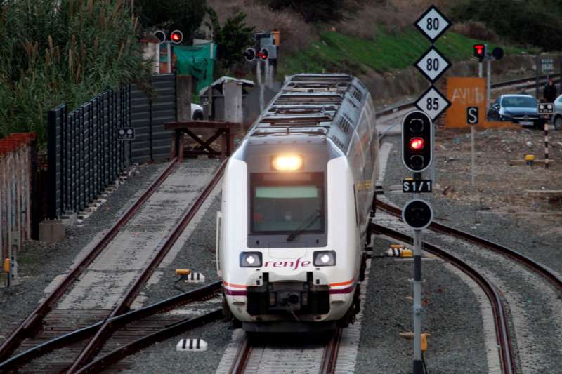 Imagen de archivo de un tren inicia su recorrido desde una estación. /EFE /A.Carrasco Ragel