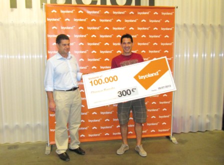 Ignacio Tello hace entrega del cheque regalo a Vicent Luján, visitante 100.000 de Teyoland. FOTO: EPDA  Ignacio Tello hace entrega del cheque regalo a Vicent Luján, visitante 100.000 de Teyoland. FOTO: EPDA
