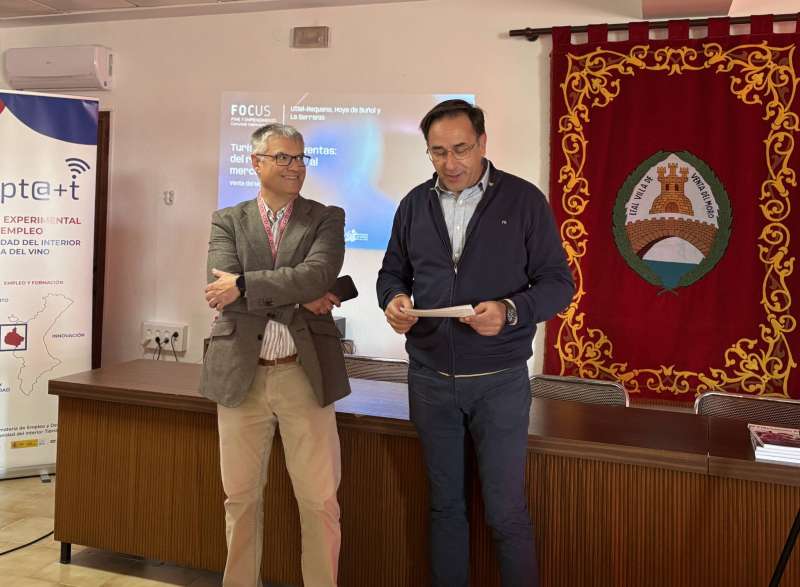 Ramón Ferrandis (CEEI Valencia) y Luis Fco. López (Alcalde Venta del Moro) en la apertura.
 Ramón Ferrandis (CEEI Valencia) y Luis Fco. López (Alcalde Venta del Moro) en la apertura.