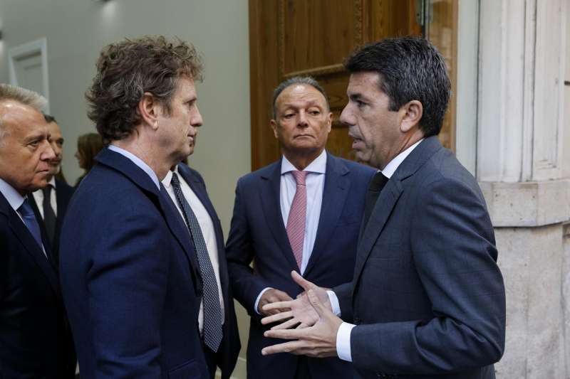 El president de la Generalitat, Carlos Mazn (d), conversa con el consejero delegado de Grupo God, Carlos God, a su llegada al Foro Encuentros Dinero La Vanguardia: Especial Comunidad Valenciana. EFEBiel Alio