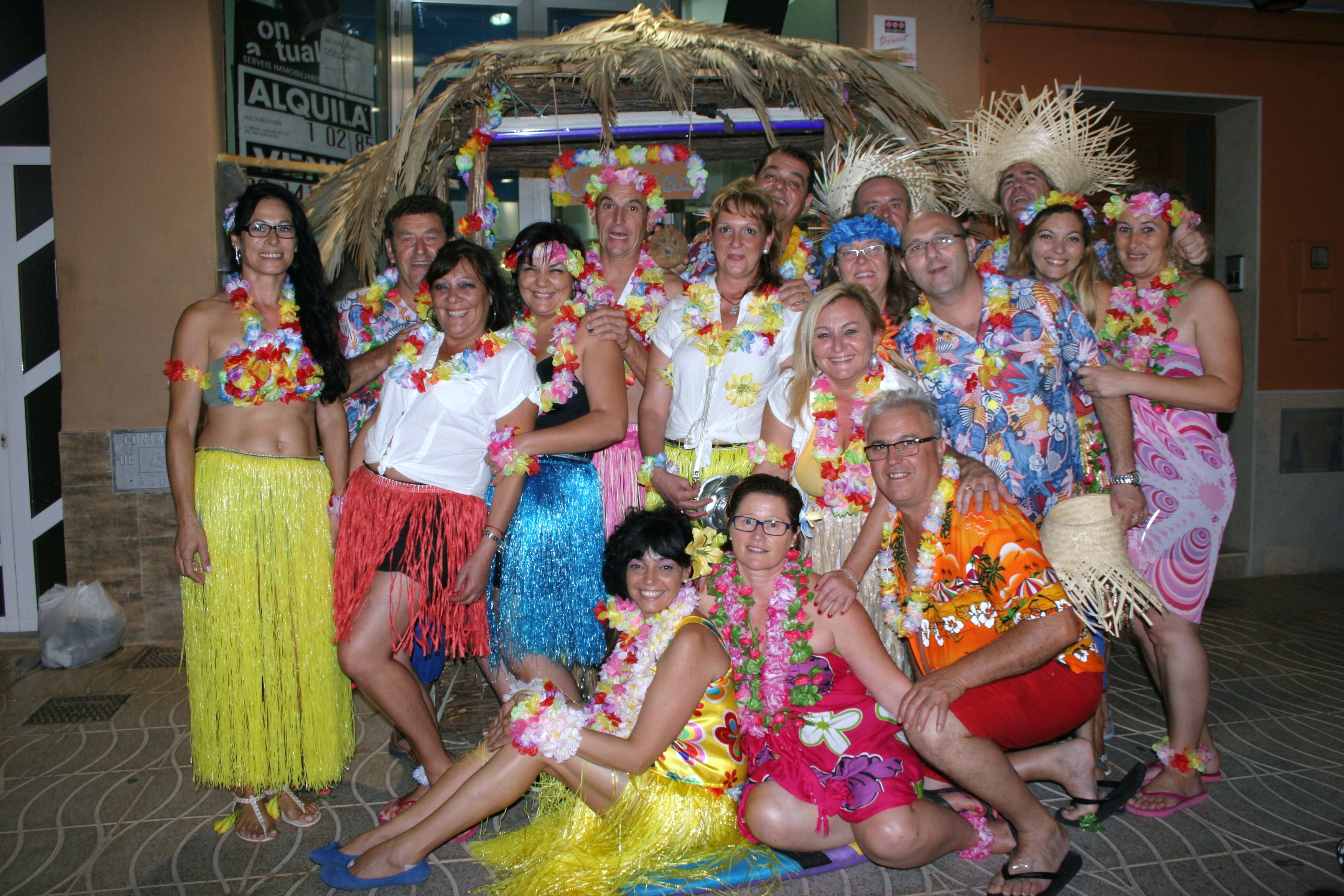 Vecinos de Rafelbunyol en la noche de disfraces. Foto: EPDA Vecinos de Rafelbunyol en la noche de disfraces. Foto: EPDA