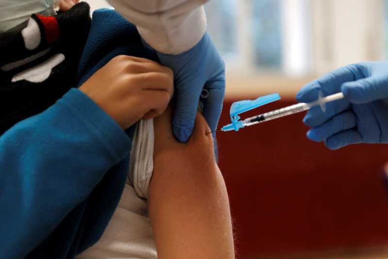 Personal sanitario vacuna a un menor en una imagen de archivo. 
 /EFE /Juan Carlos Cárdenas