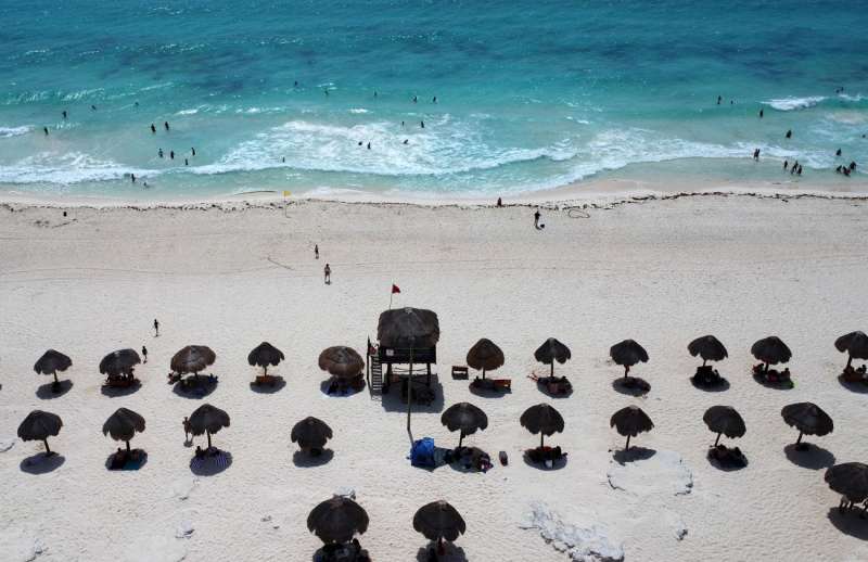 Turistas en una playa de Cancún. EFE/Alonso Cupul/Archivo
