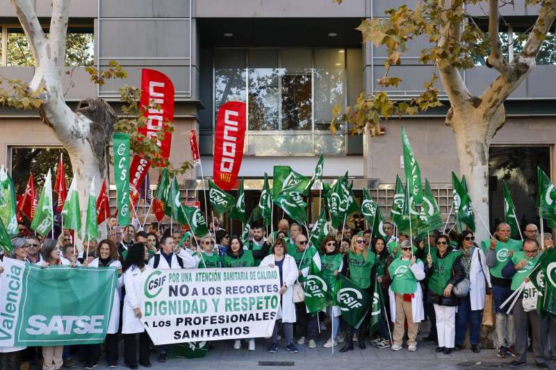 Los sindicatos de Mesa Sectorial de Sanidad (Satse, CCOO, UGT, CSIF e Intersindical Valenciana) celebran una concentraci�n en la puerta de la Conselleria de Sanidad.EFE/ Ana Escobar