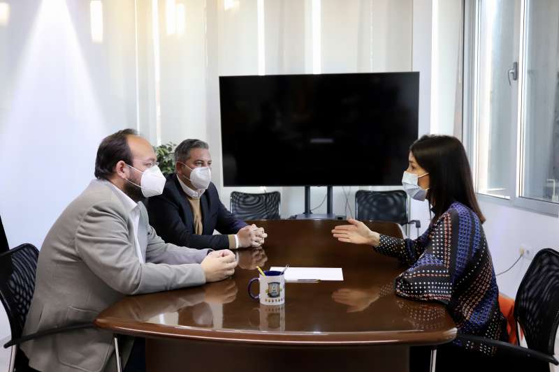 Reunión entre el alcalde de Vilamarxant, Xavier Jorge, y Ruth Merino. EPDA.