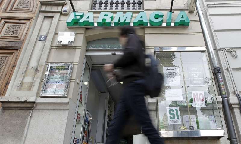 Una mujer pasa ante una farmacia abierta esta maana en el centro de Valencia.Archivo EFEManuel Bruque
