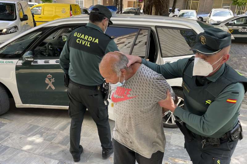 Agentes de la Guardia Civil llevan a disposición judicial al hombre detenido en Sueca. EFE/Raquel Segura