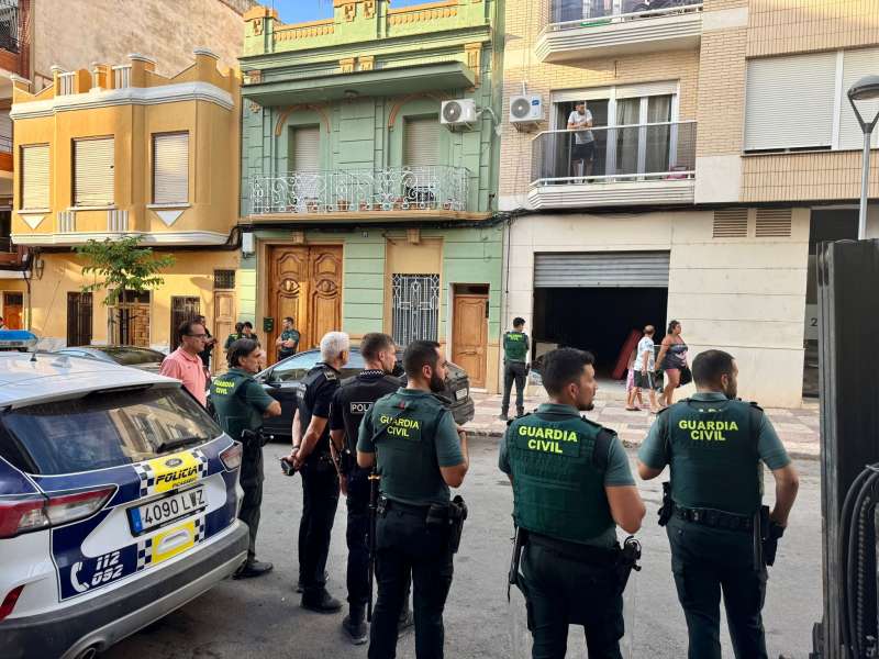 Agentes de la Guardia Civil custodian los trabajos de tapiado. EPDA
