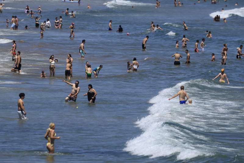 Numerosas personas se baan en la playa. EFE Kai Forsterling Archivo
