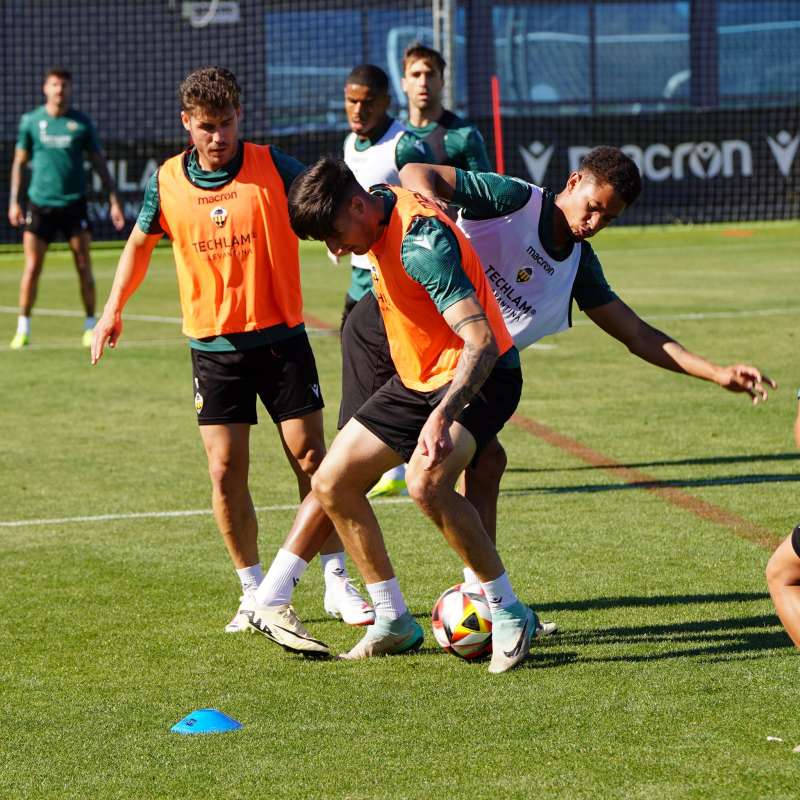 Pie de foto: Varios componentes del conjunto albinegro, en una sesin de entrenamiento. Foto: CD Castelln