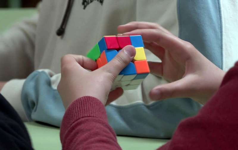 Un nio maneja un cubo de Rubik en una clase de matemticas  Foto: EFE
