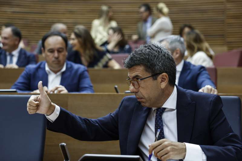 El president de la Generalitat, Carlos Mazn, hace un gesto sentado en su escao de Les Corts antes del comienzo del pleno de esta semana. EPDA