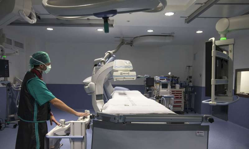 Un médico del hospital Doctor Peset de Valencia, en unl quirófano híbrido de cirugía cardiovascular. EFE/Manuel Bruque/Archivo

