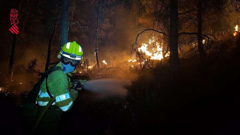 Imagen del Centro de Emergencias de la Generalitat de un bombero trabajando durante la madrugada en el incendio de Venta del Moro. EFE
