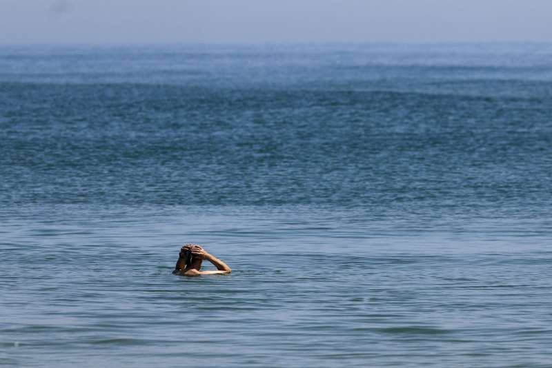 Una persona toma un bao en la playa de El Saler de Valencia. EFEKai ForsterlingArchivo