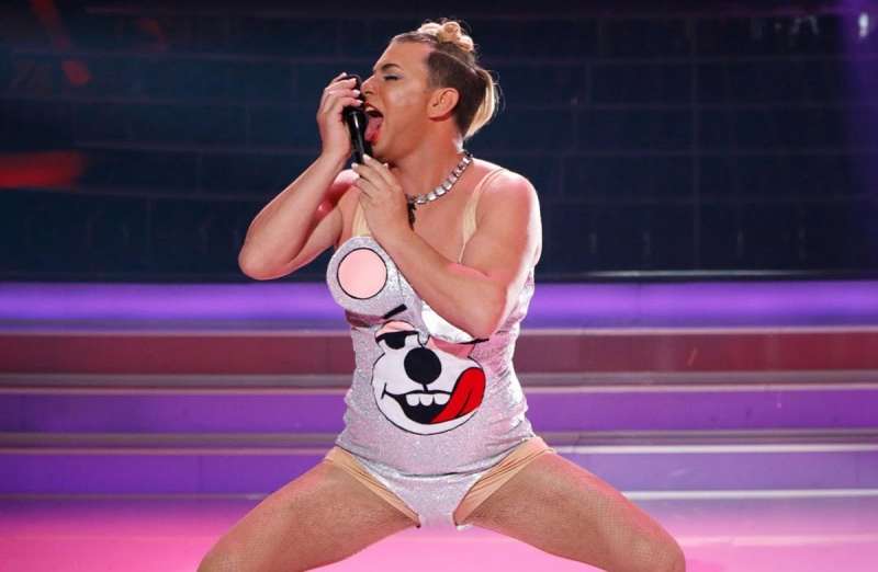 Valls imitando a Miley Cyrus en su participaciÃ³n en Tu cara me suena