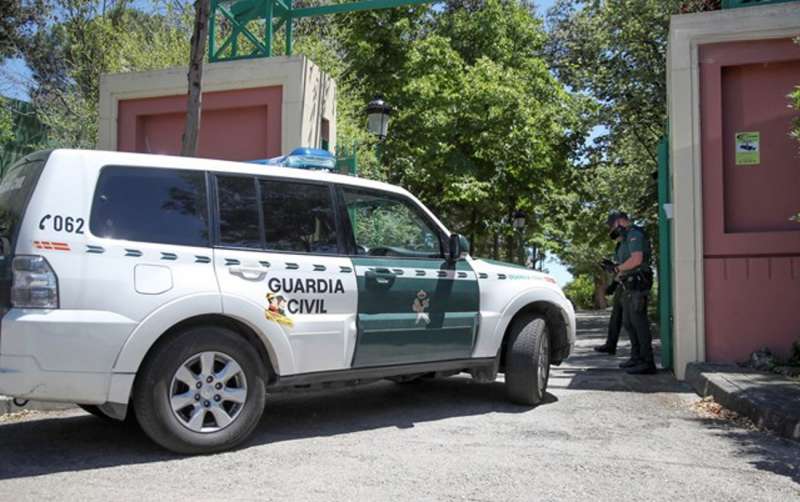 Imagen de archivo de un vehículo de la Guardia Civil durante un operativo especial. EFE/David Fernández

