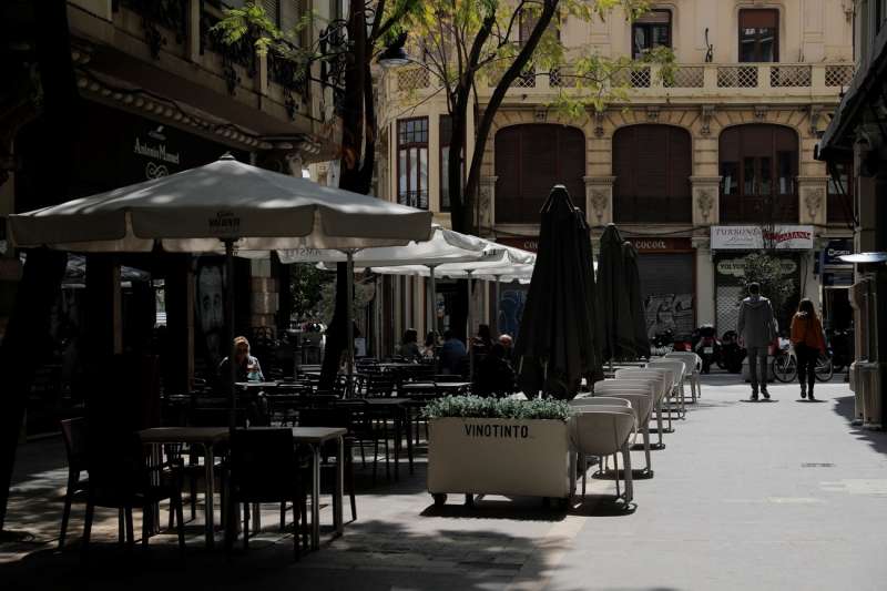 Imagen de archivo de una terraza en València. EFE/Manuel Bruque
