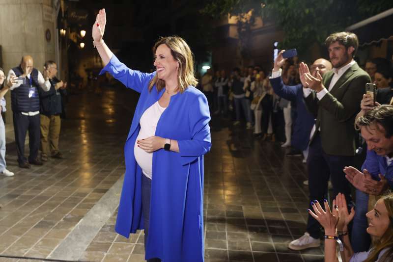 La candidata del PP a la Alcad�a de Val�ncia, Mar�a Jos� Catal�, saluda tras alcanzar la mayor�a absoluta junto a VOX en el Ayuntamiento de Val�ncia. EFE/Kai F�rsterling
