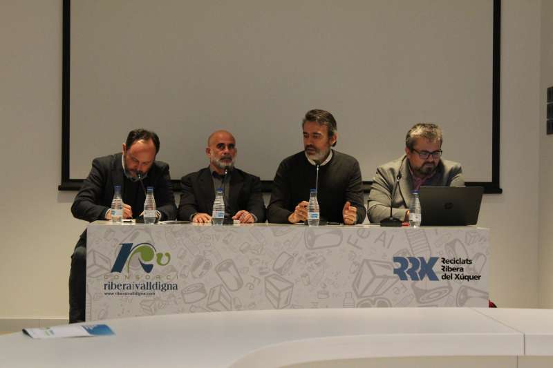 Jorge Blanco, Juan Jos� Mayans, �ngel Rodr�guez y David Pons durante la mesa de di�logo.LAURA FLORENTINO