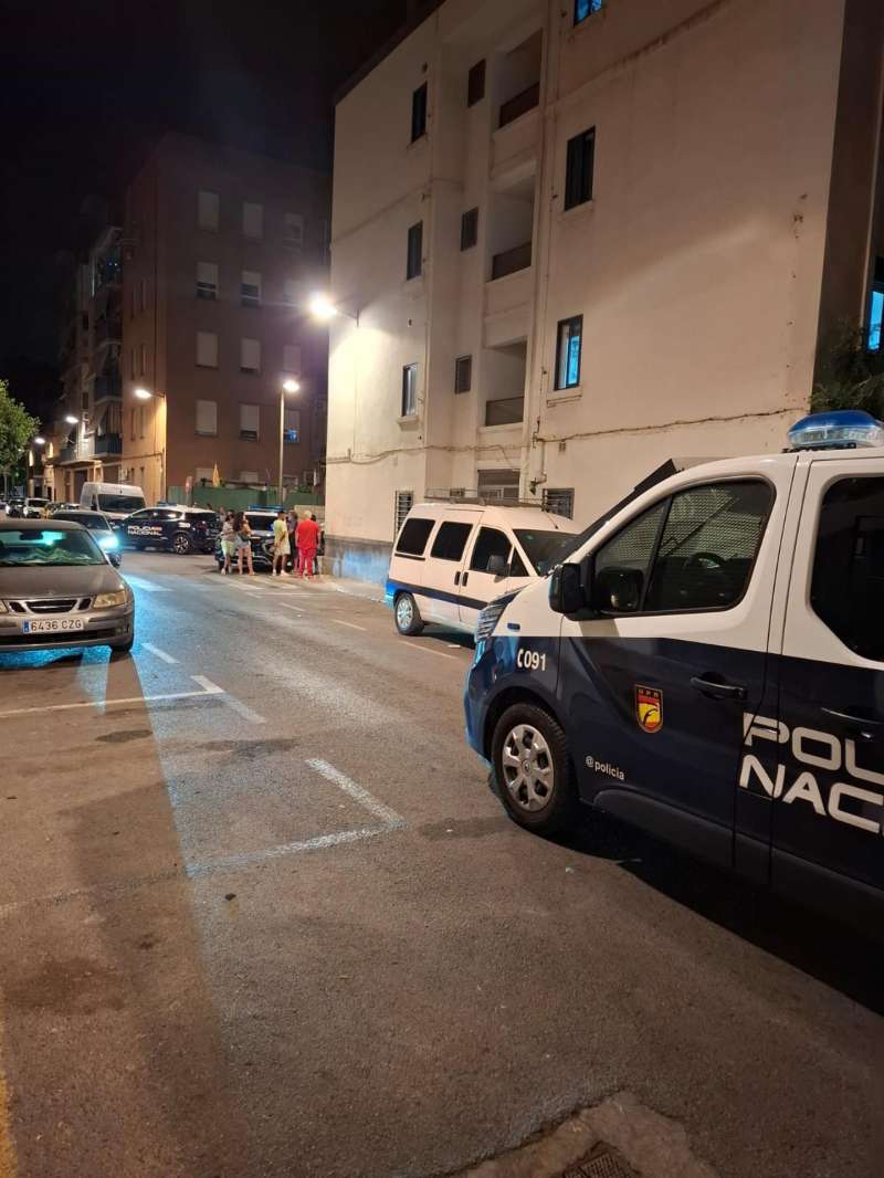 Imagen del entorno de las calles Balmes y Albacete, en Alaqus, que la Polica mantiene acordonadas tras la muerte de un hombre de etnia gitana tras un tiroteo  Foto: EFEInma Martnez