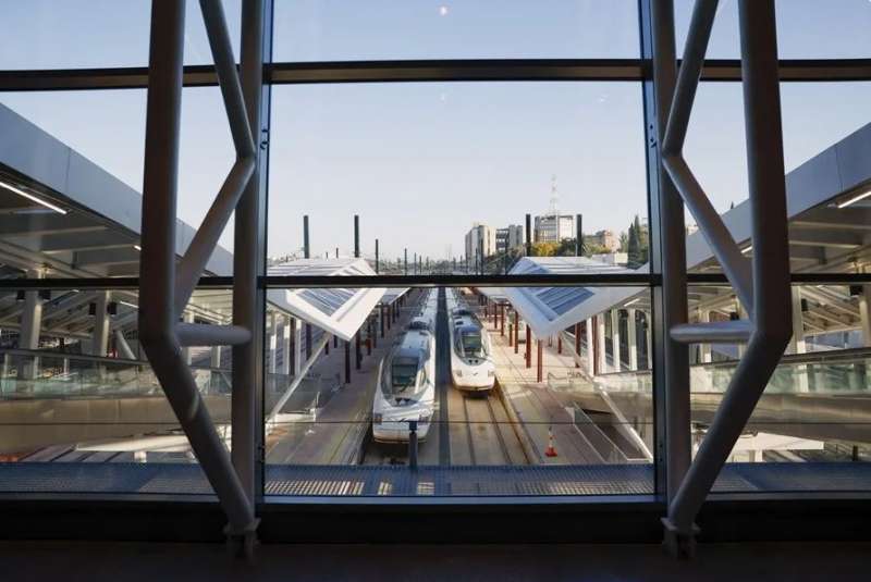 Vista de los trenes de alta velocidad en la estacin de Chamartn, en una imagen de archivo. EFEJavier Lizn


