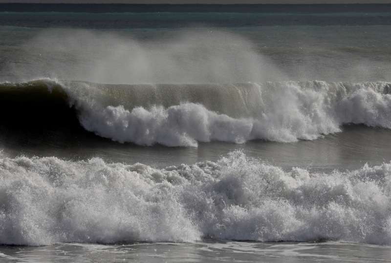 Imagen de archivo de una playa afectada por un temporal. EFE/ Juan Carlos Cárdenas/Archivo
