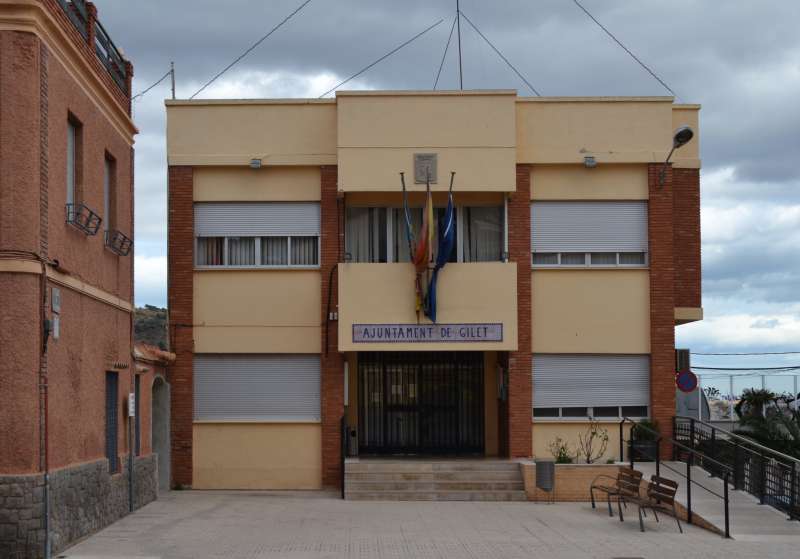 La fachada del ayuntamiento de Gilet.  EPDA