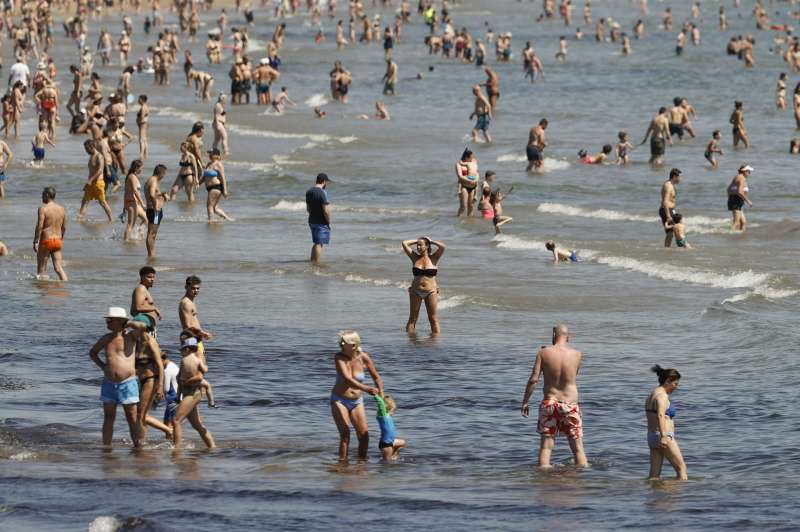Numerosos bañistas disfrutan en la playa de la Malvarrosa en València. EFE/ Kai Forsterling/Archivo