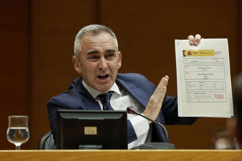 El portavoz del Consell y conseller de Agricultura, Miguel Barrachina, durante su comparecencia en la comisión de investigación sobre la dana de 2024 de Les Corts Valencianes que se reúne, tras dos meses sin hacerlo. EFE/Manuel Bruque
