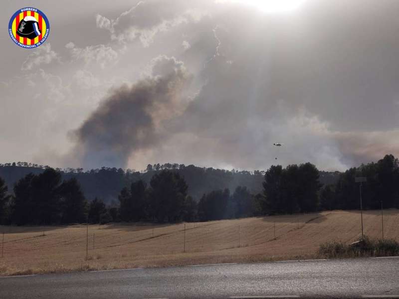 Imagen del incendio publicada por el consorcio provincial de bomberos de Valencia. /EFE
