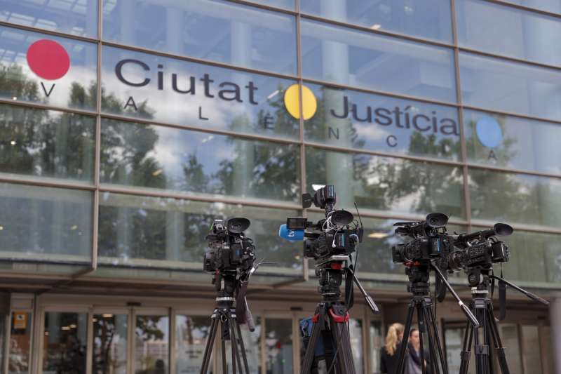 Detalle de cmaras de televisin ante la Ciudad de la Justicia de Valncia. EFEManuel Bruque Archivo
