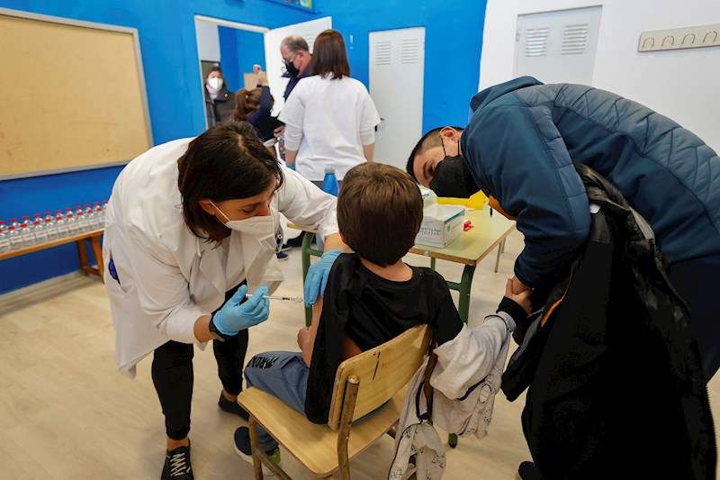 La vacunación de niños se hace en los centros educativos. /EFE