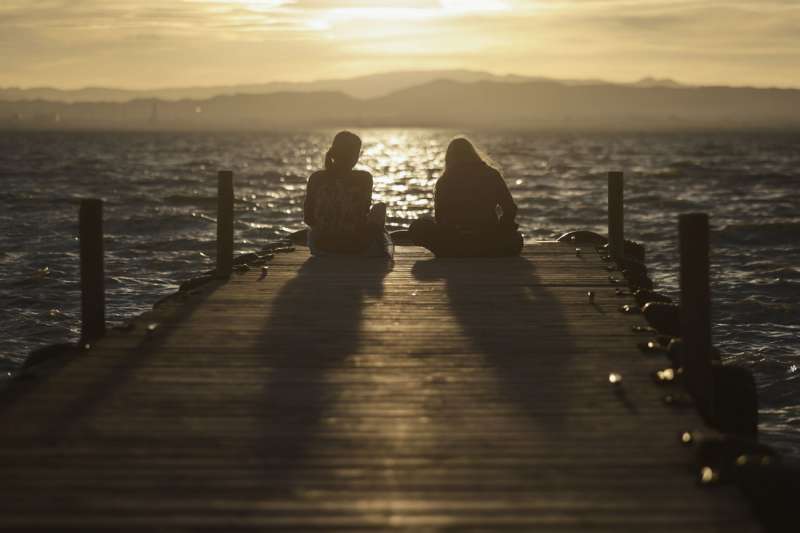 Imagen de archivo de dos personas disfrutando de un crepsculo otoal en el lago de la Albufera. EFEKai Forsterling
