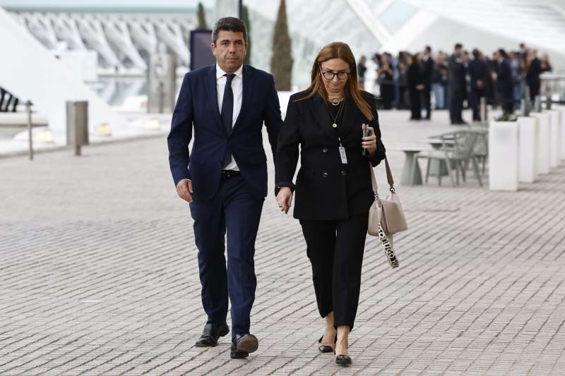El presidente de la Generalitat valenciana, Carlos Mazn (i), a su llegada al funeral de Estado por las 237 vctimas de la dana celebrado este mircoles en Valencia con motivo del primer aniversario de la tragedia. EFE Ballesteros