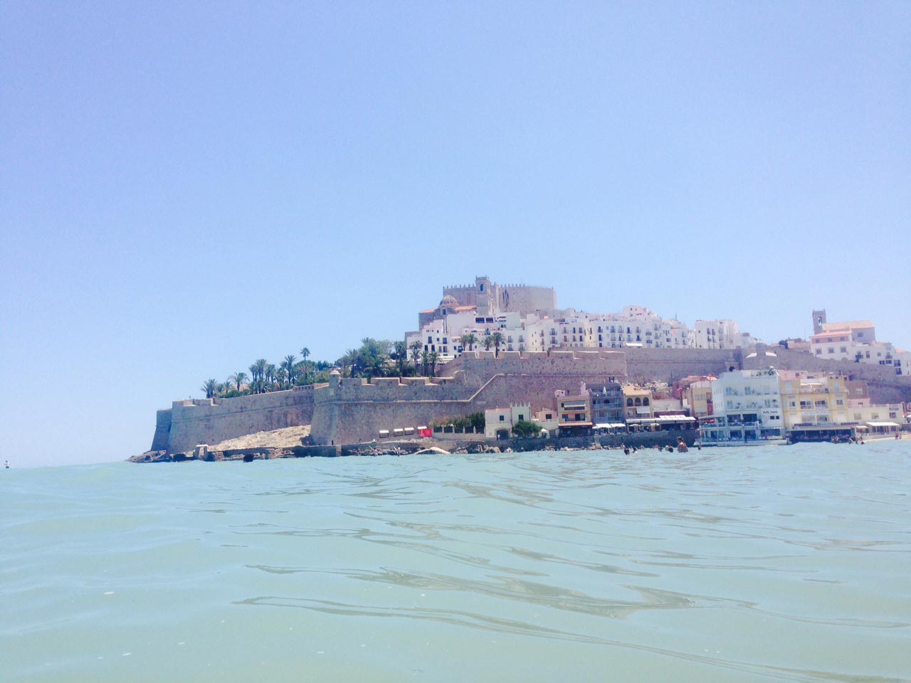 El casco histórico con el castillo, en una imagen tomada desde el mar. FOTO VALENCIANO El casco histórico con el castillo, en una imagen tomada desde el mar. FOTO VALENCIANO