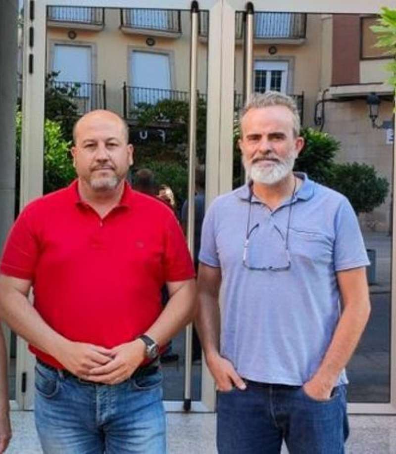 Juan Puchau, a la derecha, junto al portavoz de Millorem Benaguasil en una foto remitida a los medios antes de las elecciones municipales de 2023.