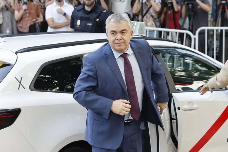 El ex secretario de organizacin del PSOE Santos Cerdn a su llegada antes de comparecer ante el juez del Tribunal Supremo Leopoldo Puente. EFE Sergio Prez

